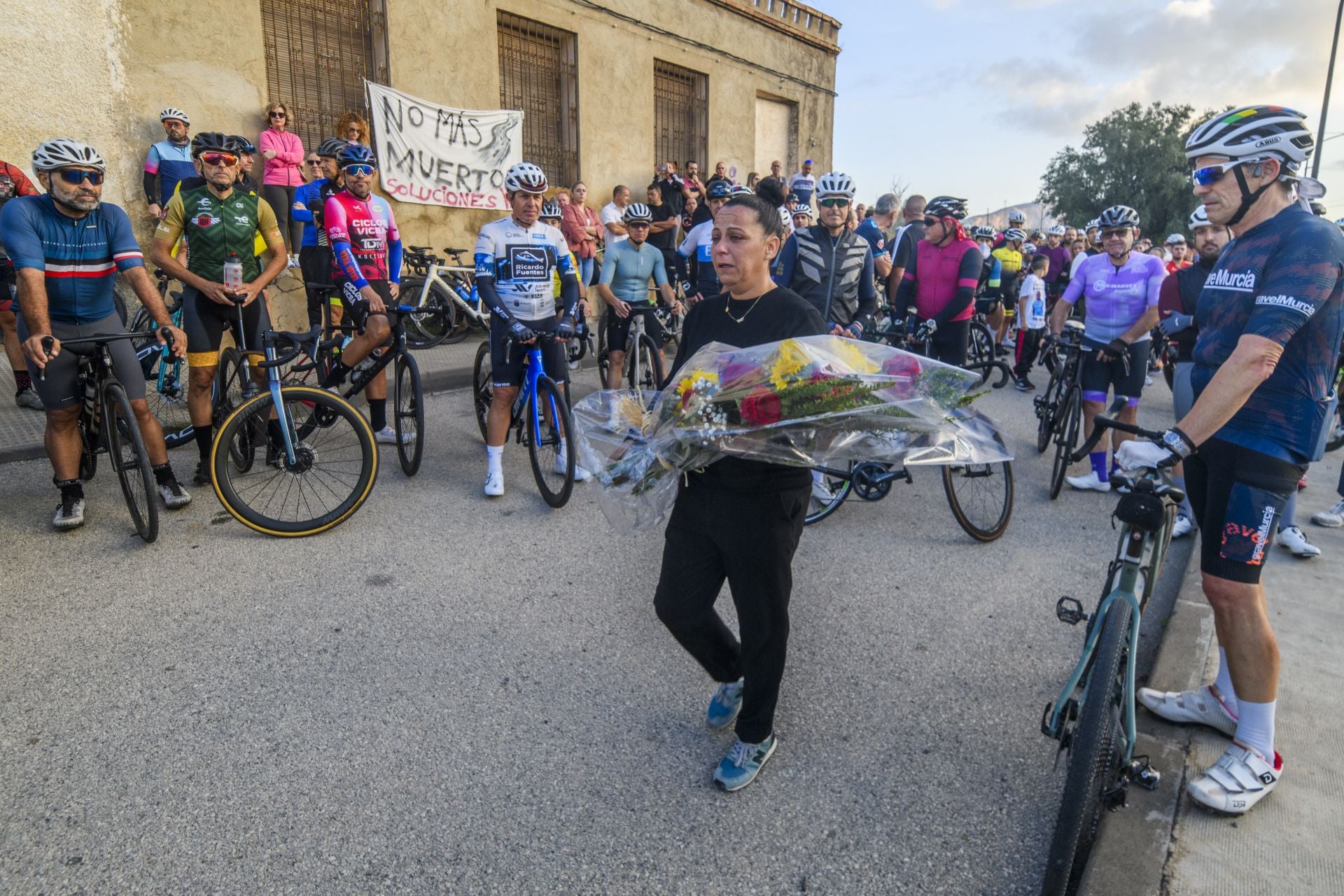 El homenaje al ciclista fallecido en Cobatillas, en imágenes
