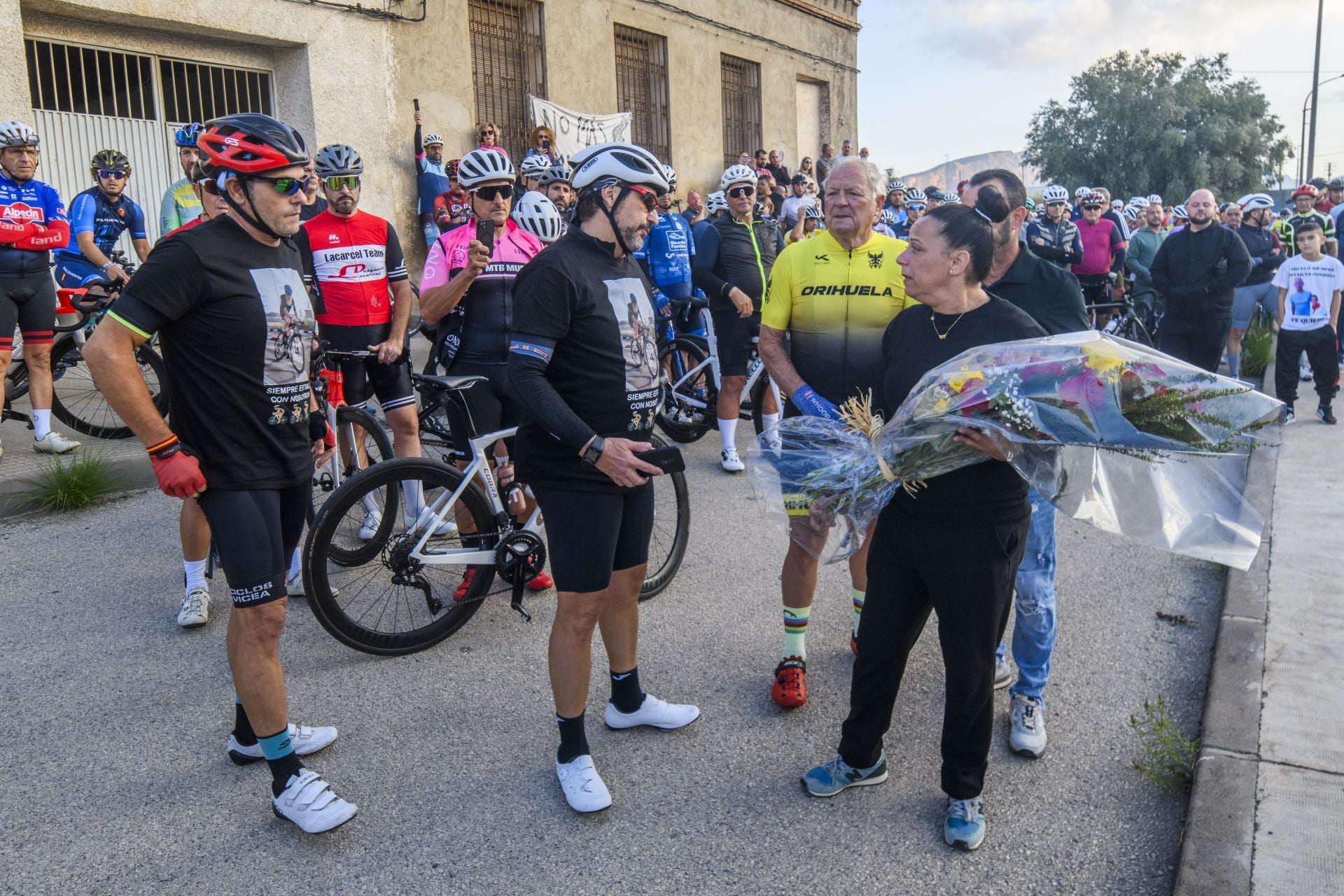 El homenaje al ciclista fallecido en Cobatillas, en imágenes
