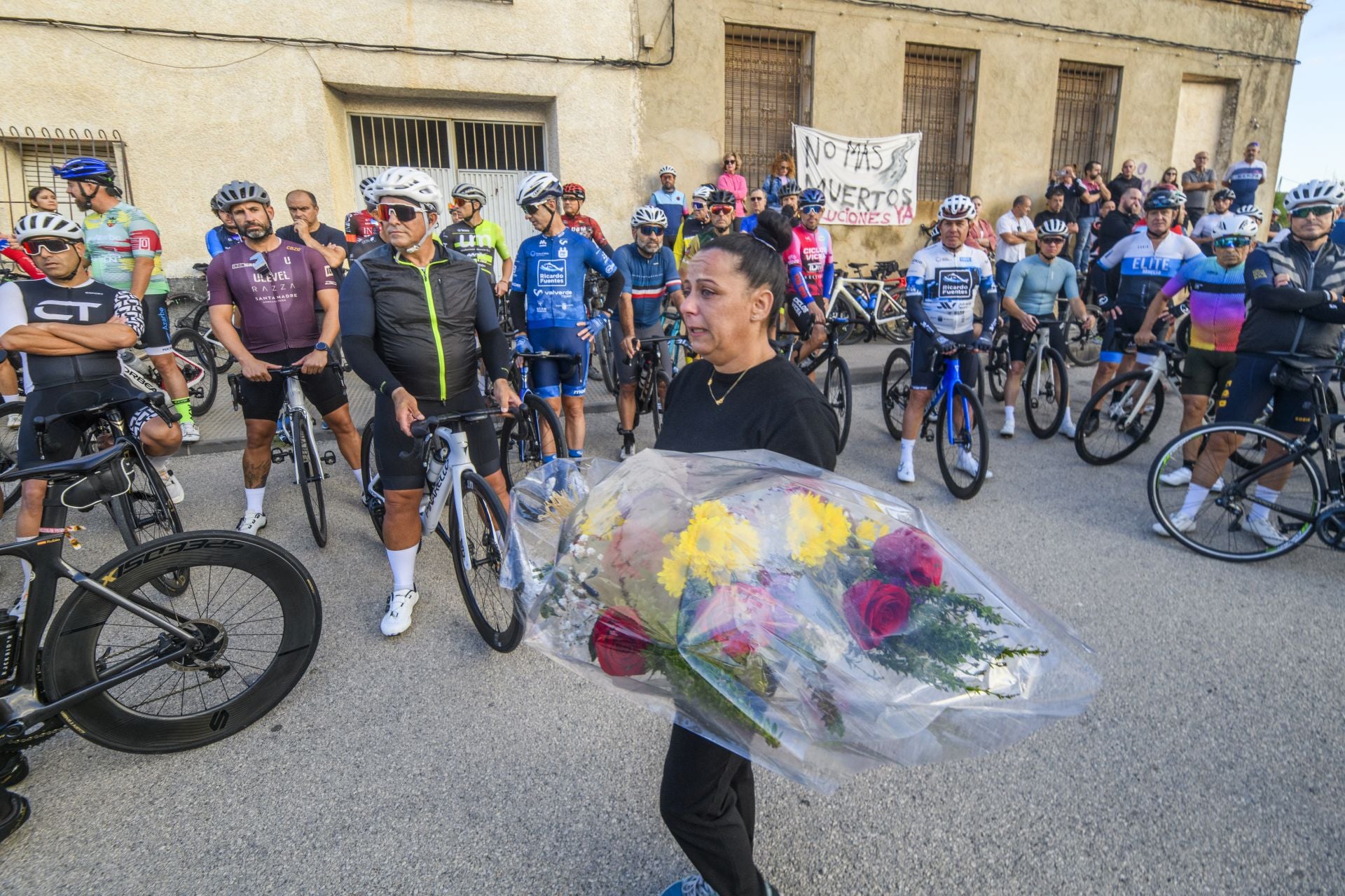 El homenaje al ciclista fallecido en Cobatillas, en imágenes