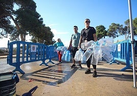 Colas para recoger agua en San Javier, este sábado.