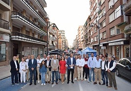 El alcalde, José Francisco Garía, junto a varios concejales, representantes de colectivos festeros y de los sectores de automoción y maquinaría agrícola.