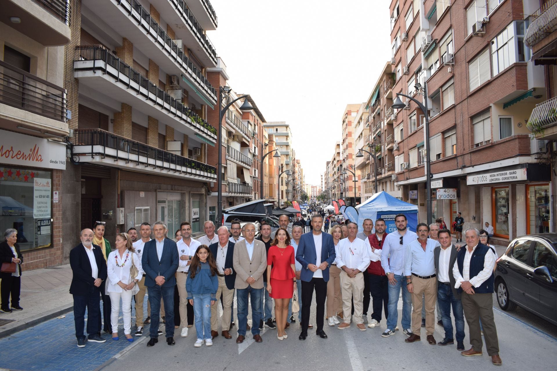 El alcalde, José Francisco Garía, junto a varios concejales, representantes de colectivos festeros y de los sectores de automoción y maquinaría agrícola.