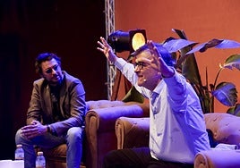 El escritor Javier Cercas, ayer en la Feria del Libro de Cartagena, con Antonio Lucas.