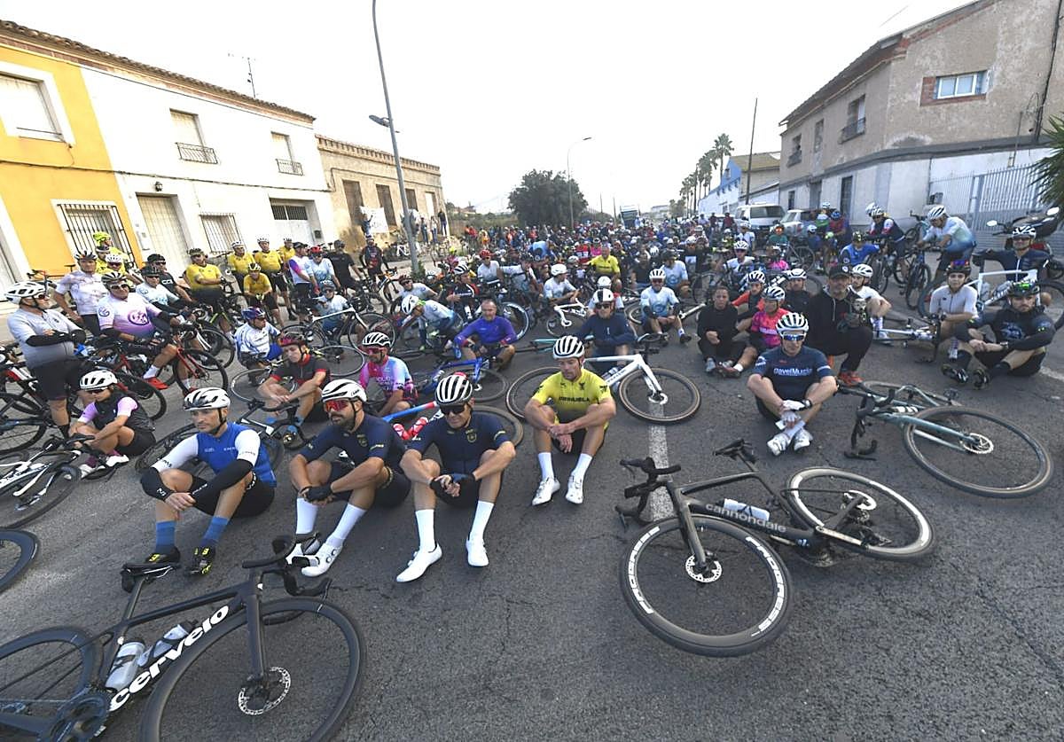 La sentada, este sábado, de los ciclistas.