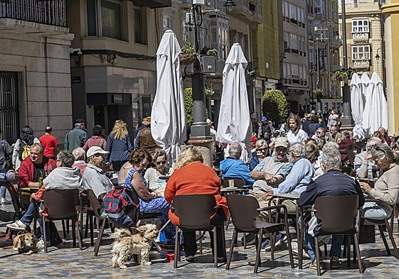 Turistas en una terraza de Cartagena, en una imagen de archivo.