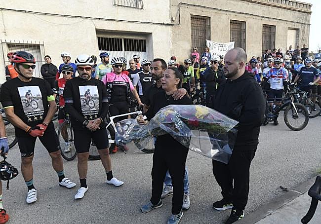 Familiares del fallecido, este sábado, en el lugar del accidente.