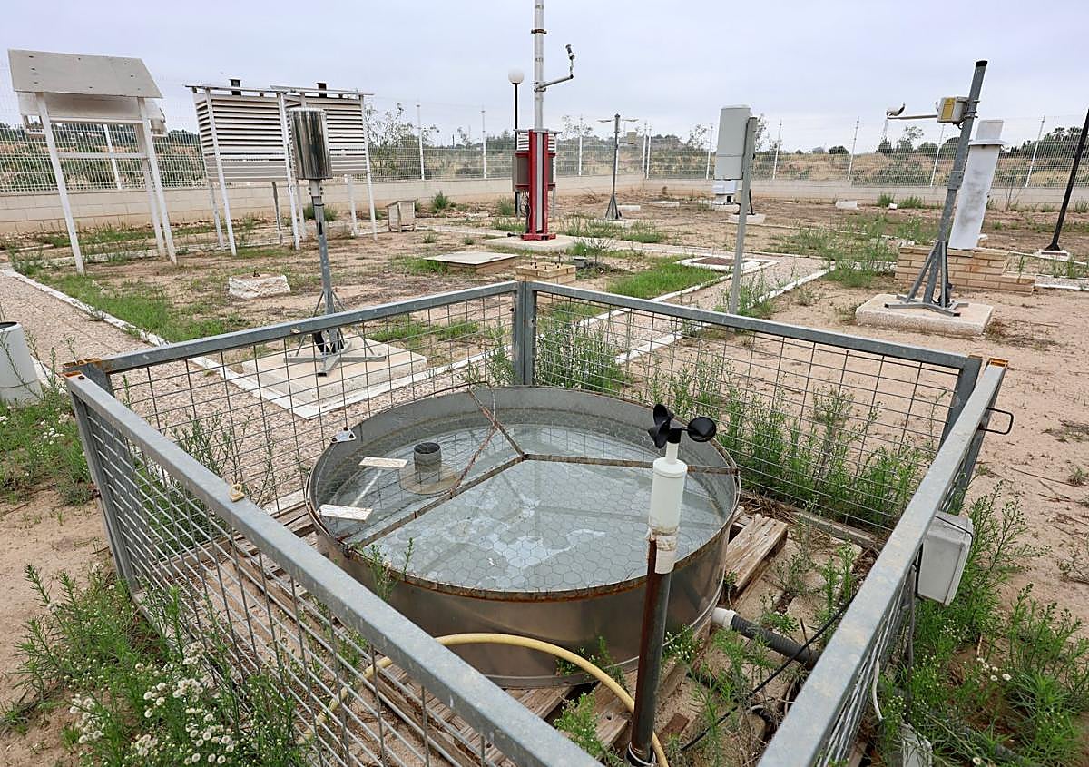 Imagen secundaria 1 - El técnico de mantenimiento Rafael Codina supervisa la estación radiométrica en la sede de la Aemet en Guadalupe. | El 'jardín meteorológico' de la Aemet en Guadalupe (Murcia). | El observador José Antonio Vera prepara un globo para hacer sondeos.