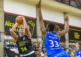 Billie Massey busca el tiro ante la defensa de Nneka Ezeigbo.
