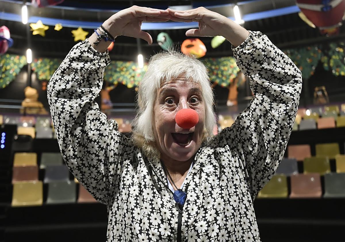 Pepa Astillero, con la característica nariz roja de clown, posa en el escenario del Centro Escénico Pupaclown.