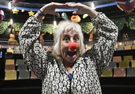 Pepa Astillero, con la característica nariz roja de clown, posa en el escenario del Centro Escénico Pupaclown.