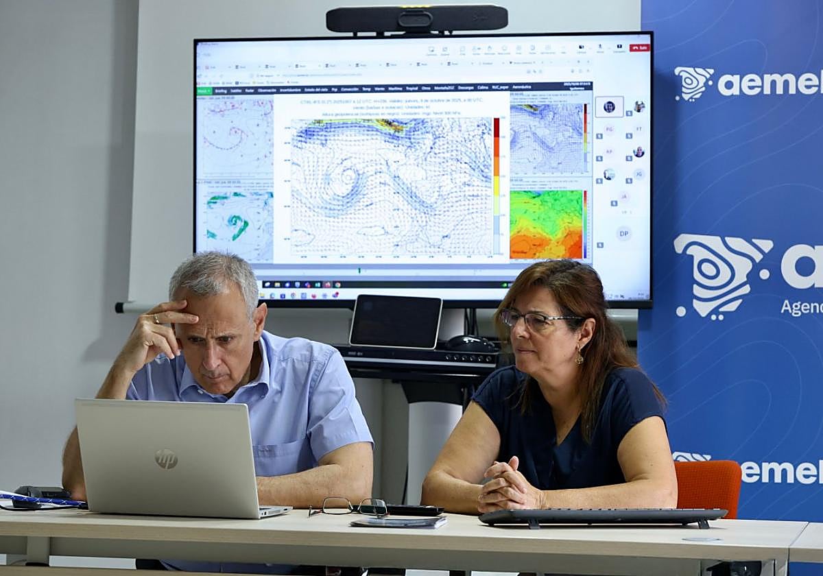 Juan Esteban Palenzuela y María del Mar Valcárcel, durante la reunión diaria en la Aemet el pasado 8 de octubre.