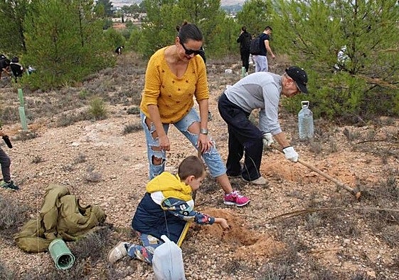 Una familia participa en la reforestación.