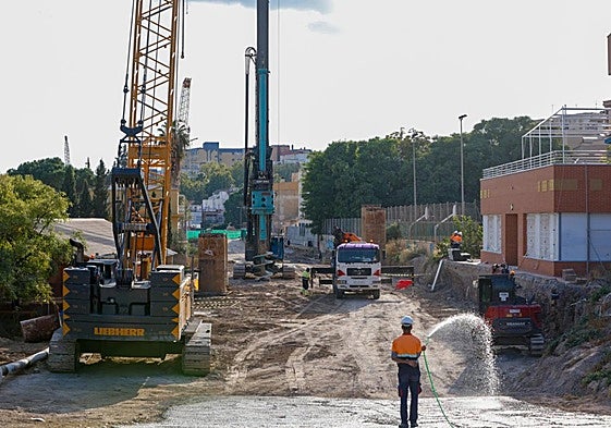 Operarios trabajan en el soterramiento con una pilotadora y una grúa de grandes dimensiones, en una imagen tomada el viernes.
