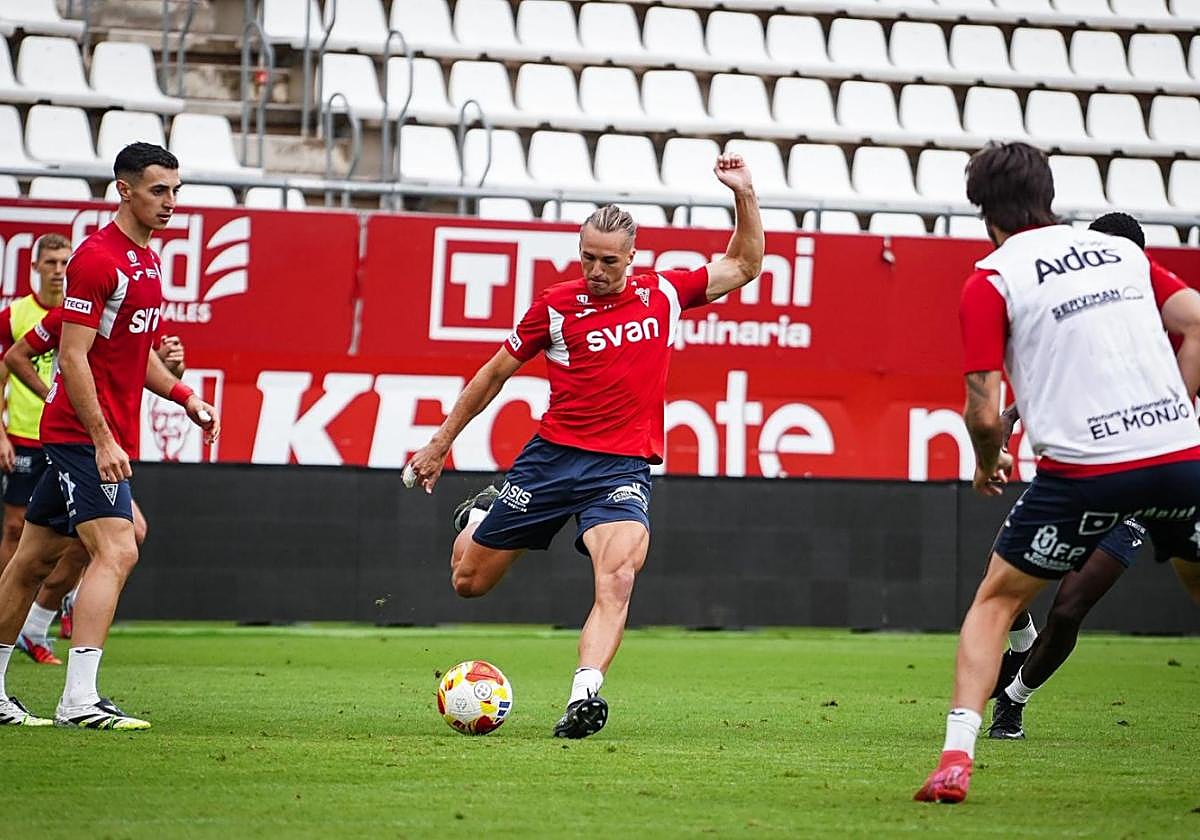 Pedro Benito, durante el entrenamiento de ayer del Real Murcia en el Enrique Roca.