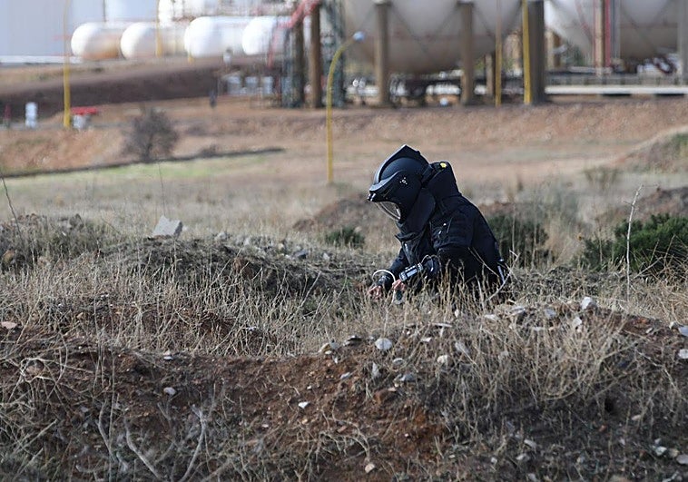 Un técnico especialista en desactivación de explosivos inspecciona un artefacto junto a una fábrica de la Región. | Vídeo de homenaje por el 50 aniversario.