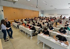 Estudiantes realizando un examen, en una imagen de archivo.