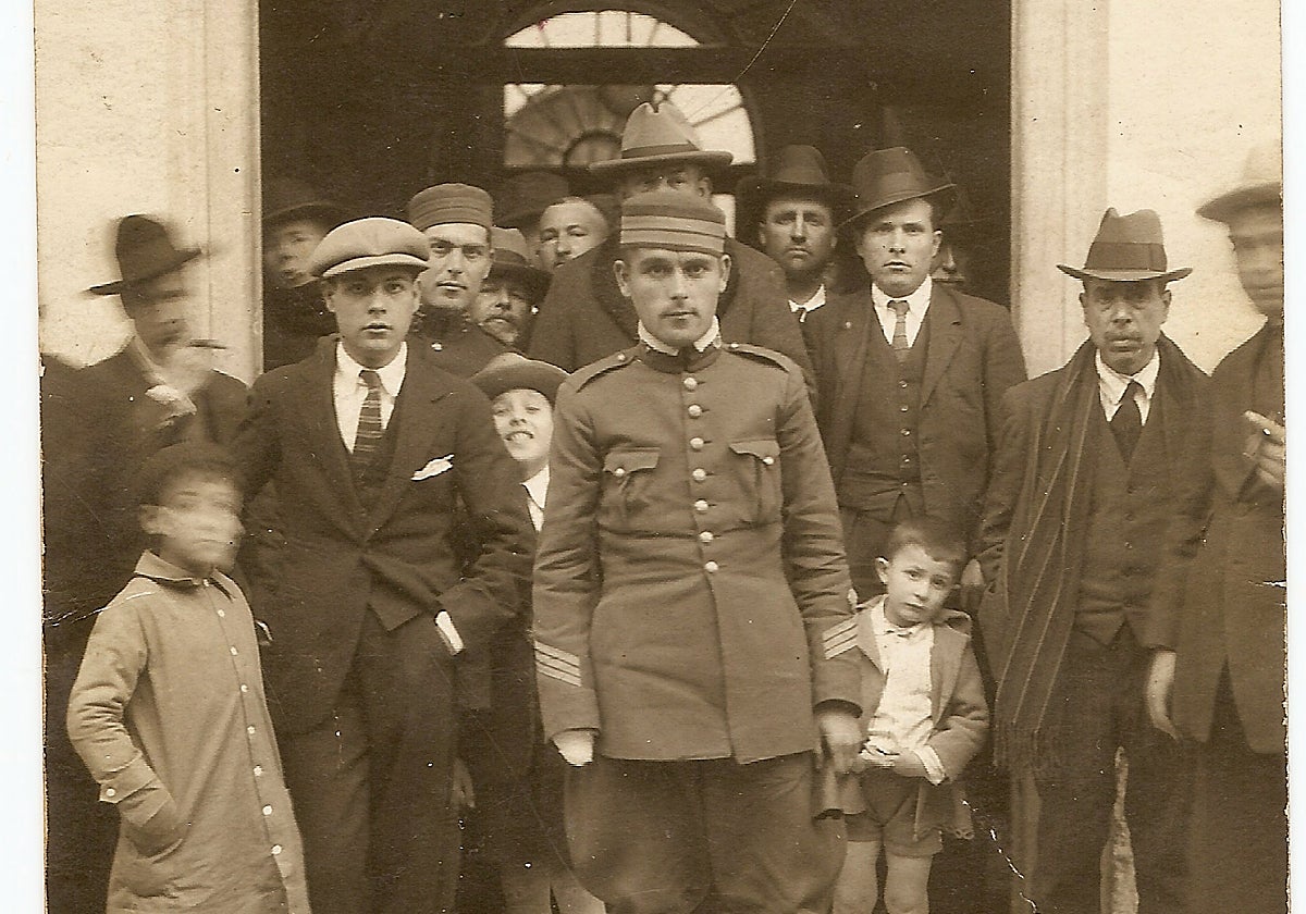 Condecorado. El llamado 'Manco de Tikún', con la cruz laureda, con vecinos en la puerta del Balneario, hoy sede del Museo Arqueológico Los Baños de Alhama de Murcia.