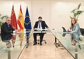 Francisco Casado, Fernando López Miras y Marisa López Aragón, durante su reunión de este lunes en el Palacio San Esteban.