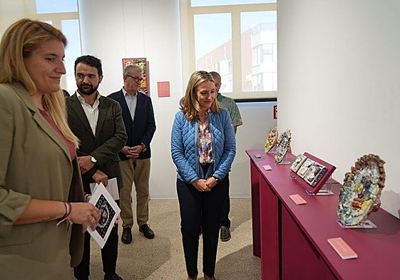 La consejera Conchita Ruiz, junto al alcalde de La Unión, Joaquín Zapata, en la exposición artística en el Museo Minero.