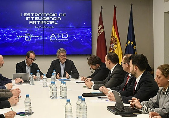 Marín y Gilabert, durante un encuentro con colectivos para elaborar la estrategia de IA.