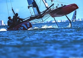 Uno de los participantes en la regata durante la jornada del sábado, en aguas del Mar Menor.