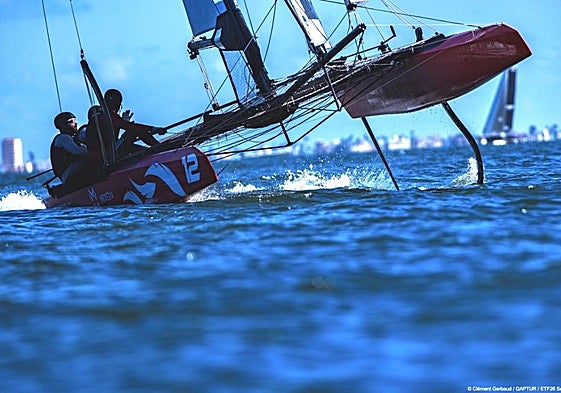 Uno de los participantes en la regata durante la jornada del sábado, en aguas del Mar Menor.