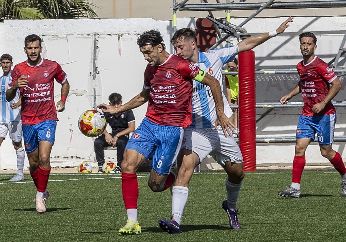 Rubén Mesa controla el balón ante la presión de Bernabéu.