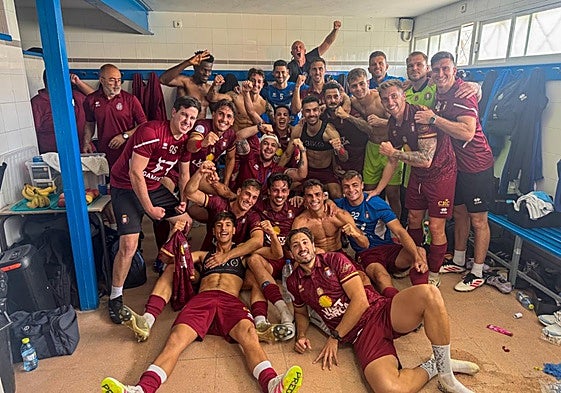 Los jugadores del Lorca Deportiva celebran la victoria de ayer en el vestuario de Linarejos.