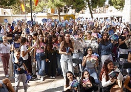 Lectoras, con los libros de Rubiales en la Feria del Libro de Cartagena.
