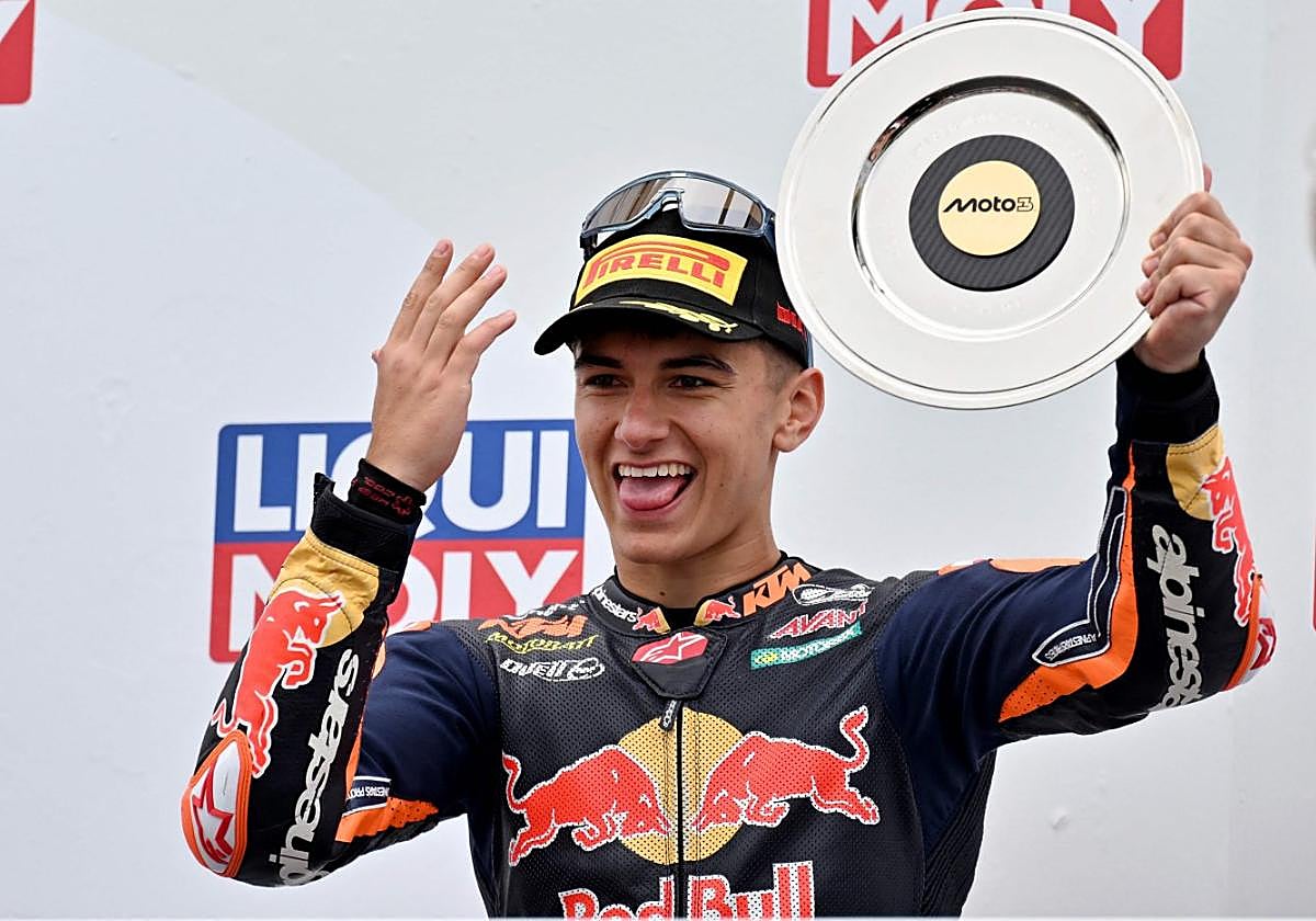 El murciano Álvaro Carpe, celebrando su tercer puesto de ayer.