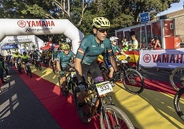 Salida de la Bike Maratón Ruta 062 Guardia Civil Murcia, ayer en el Puerto de Cartagena .