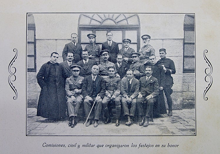 Comisiones que organizaron los festejos en honor al soldado alhameño, en el centro, sentado.