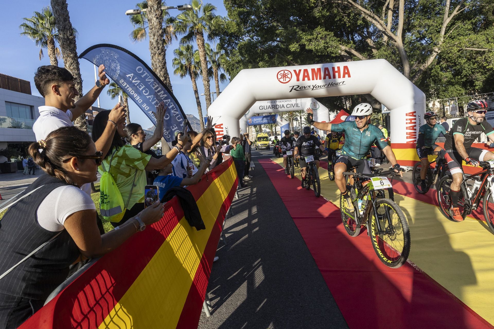 Las imágenes de la carrera solidaria de la Guardia Civil en Cartagena