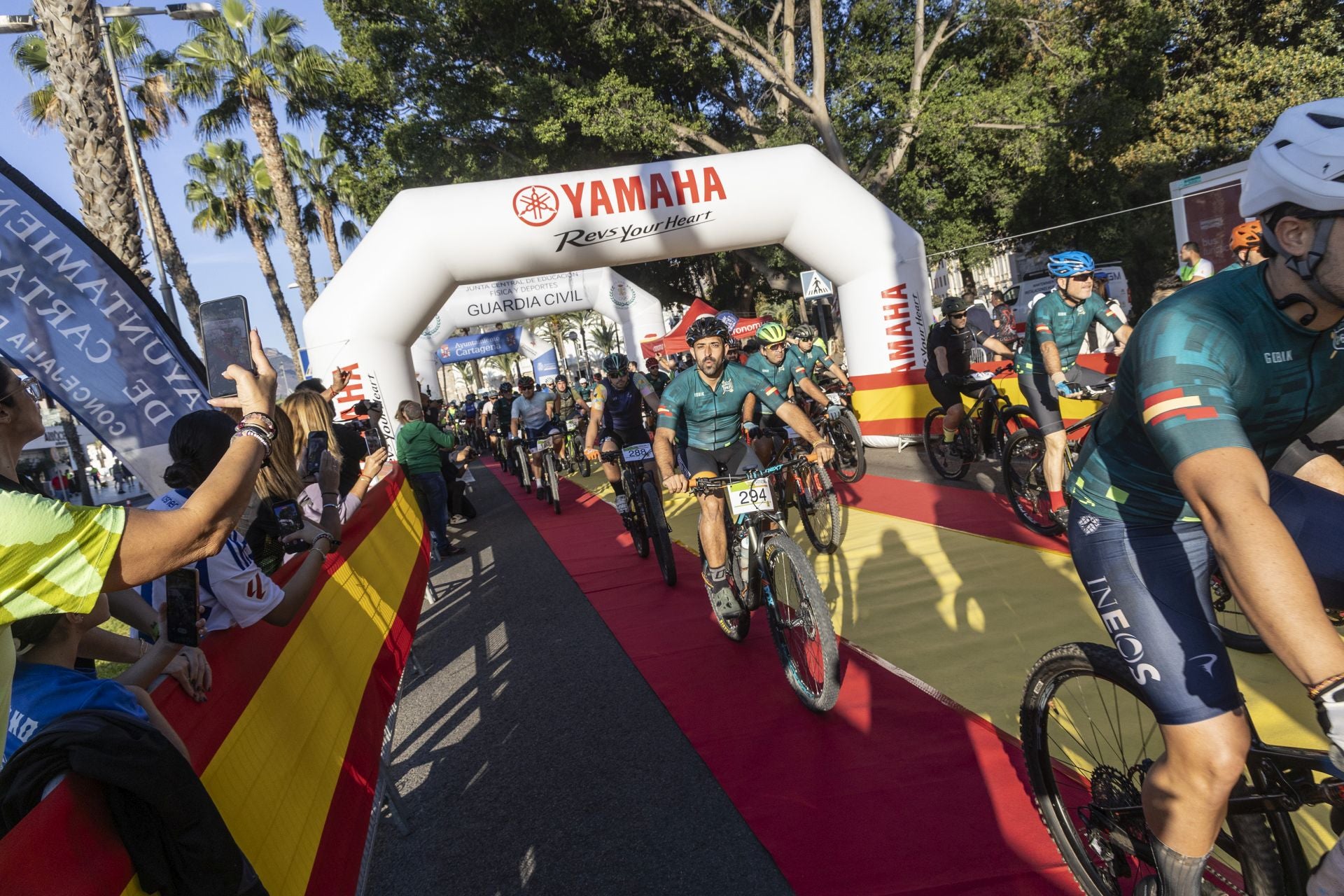 Las imágenes de la carrera solidaria de la Guardia Civil en Cartagena