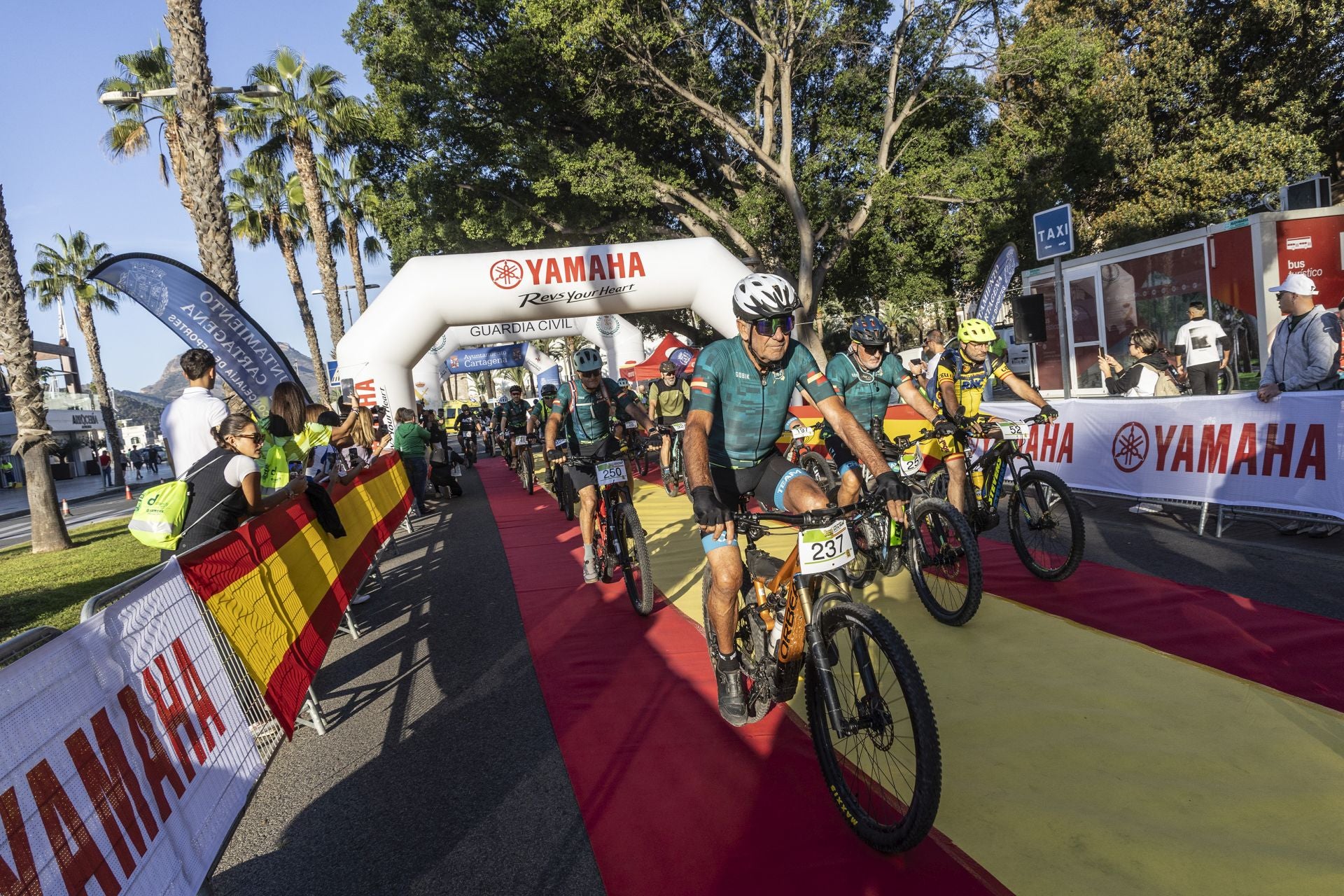 Las imágenes de la carrera solidaria de la Guardia Civil en Cartagena