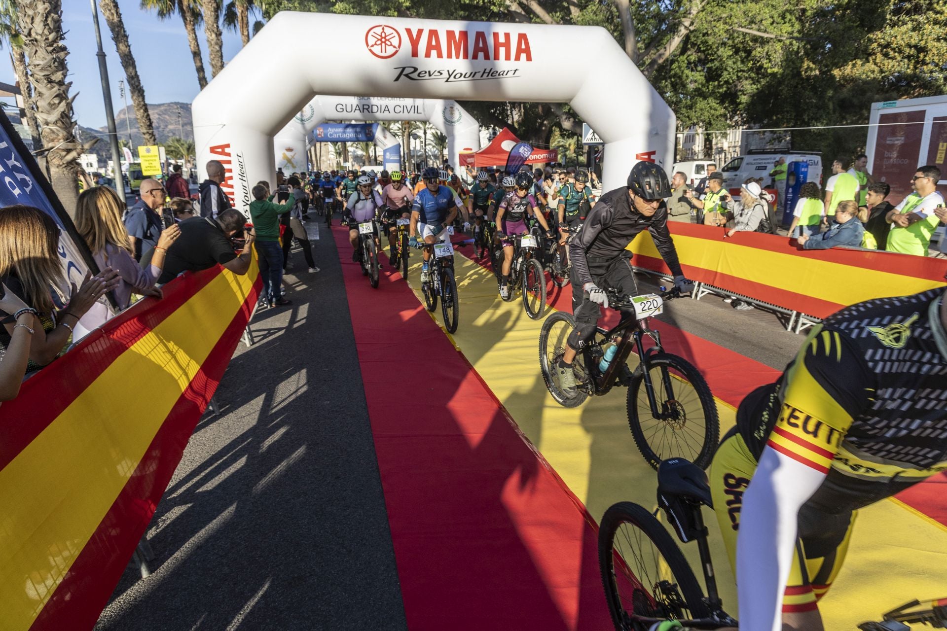 Las imágenes de la carrera solidaria de la Guardia Civil en Cartagena