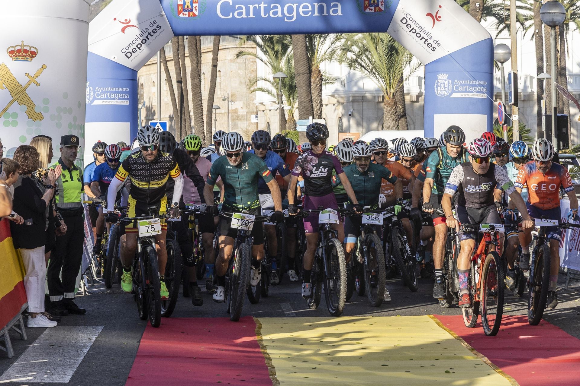 Las imágenes de la carrera solidaria de la Guardia Civil en Cartagena