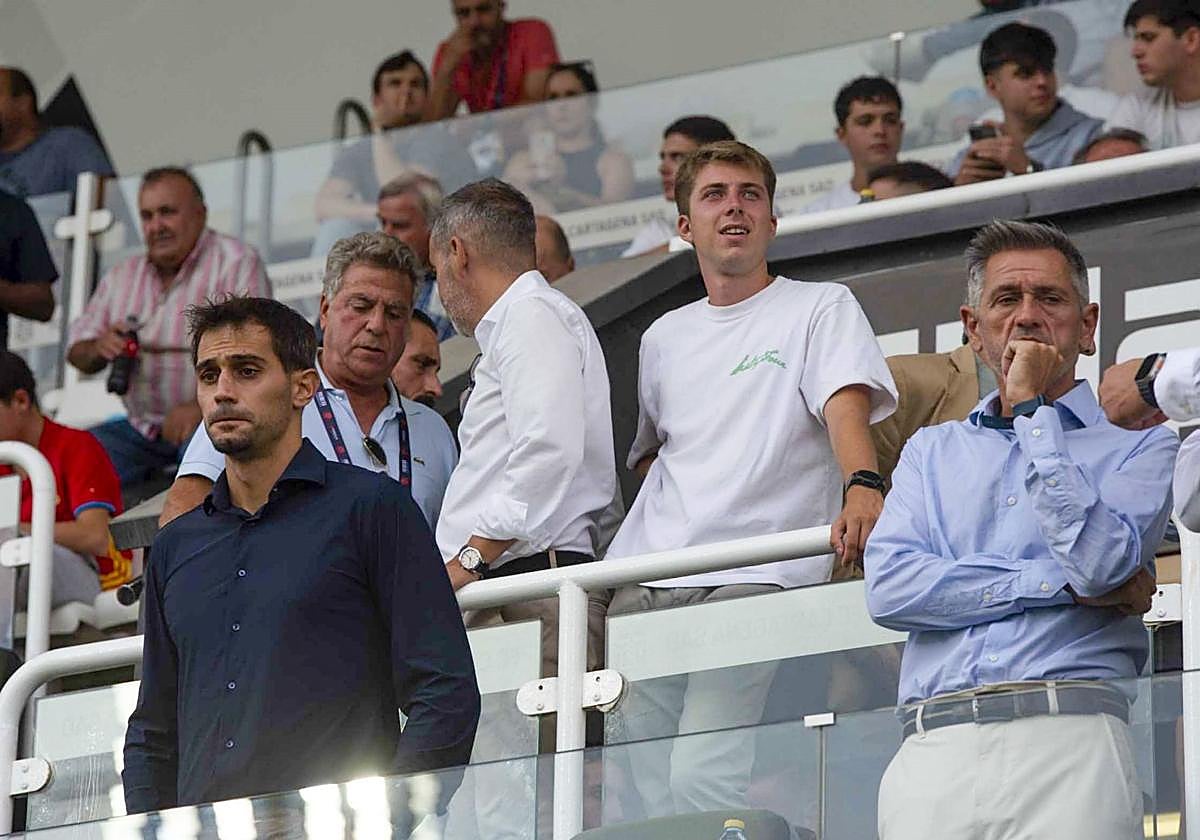 Alejandro Arribas y Víctor Alonso, en el palco del Cartagonova, antes de arrancar el partido contra el Hércules.