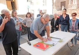 Vecinos recogen firmas contra los mapas de zonas inundables.