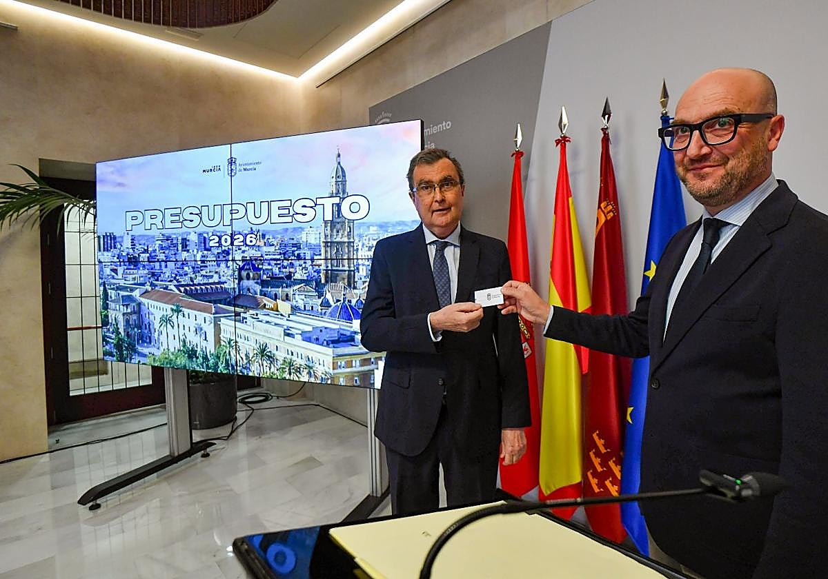 El alcalde de Murcia, José Ballesta, y el concejal de Gestión Económica, José Francisco Muñoz, este lunes, en la presentación de las cuentas.