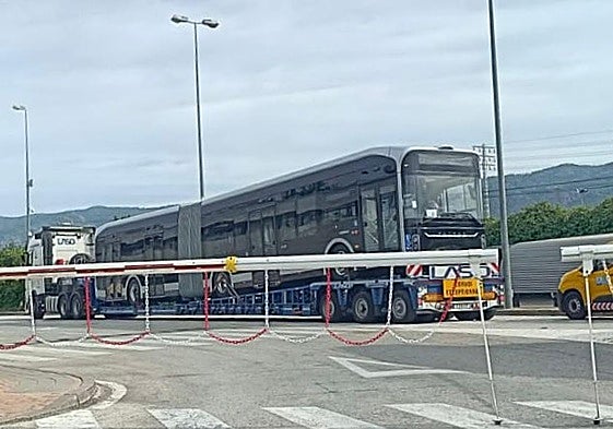Primer tranvibús encargado para prestar servicio en Murcia, este lunes en las cocheras municipales.