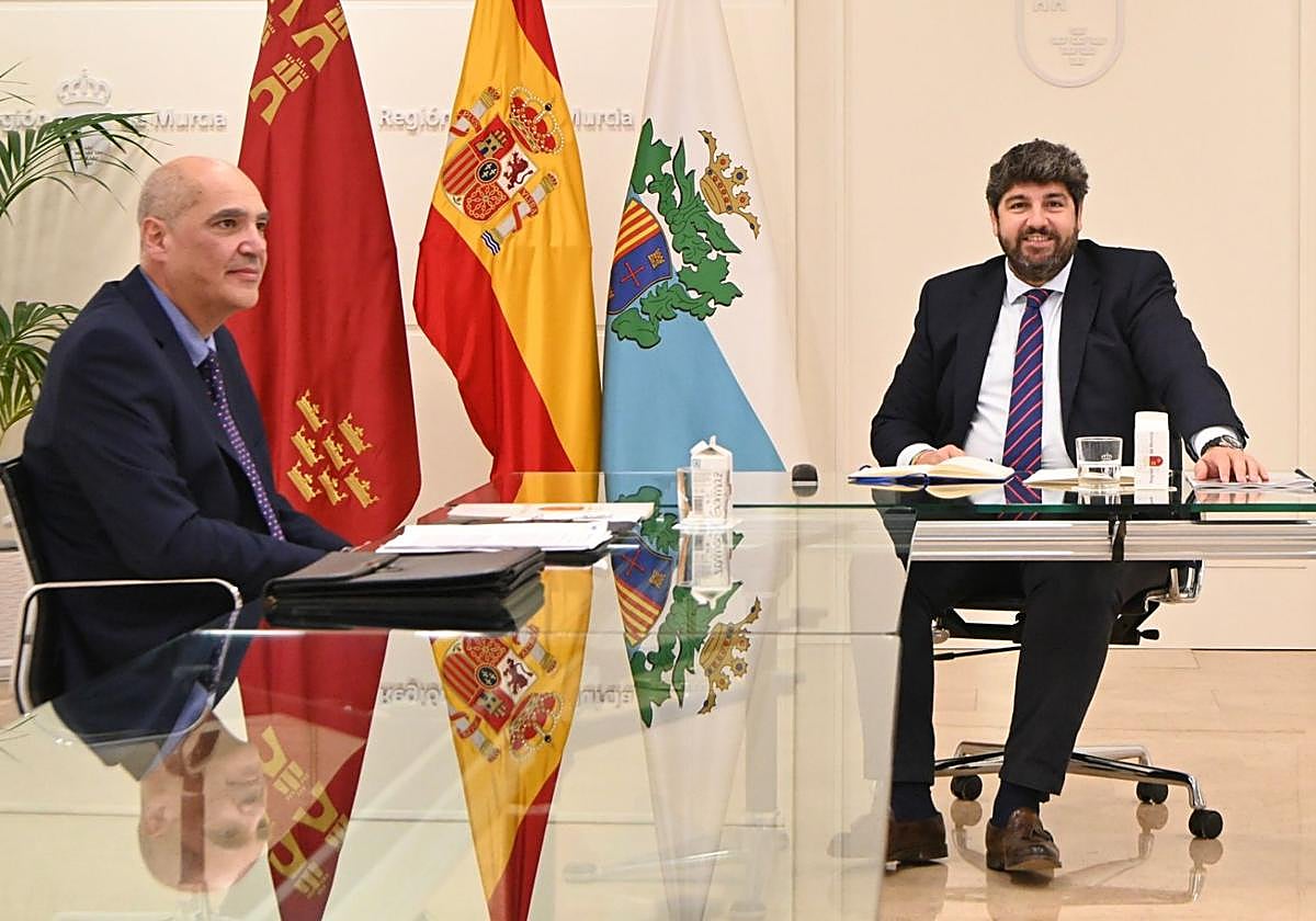 López Miras, este lunes, con el alcalde de Villanueva del Río Segura, Jesús Mariano Viciana.