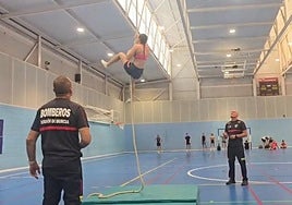 Una aspirante a bombera realiza una de las pruebas físicas que forman parte del primer ejercicio de la oposición.