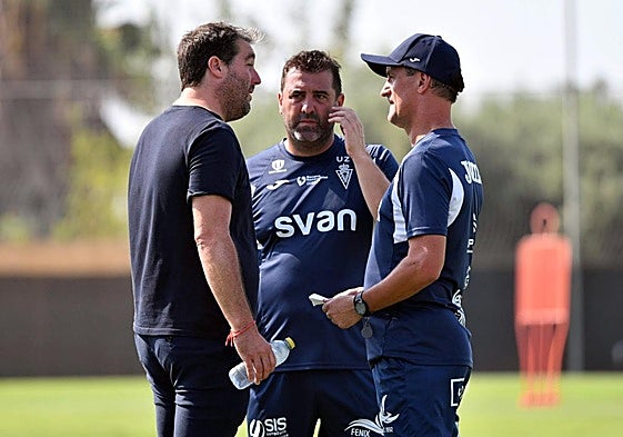 Asier Goiria habla con Joseba Etxeberria en Pinatar Arena en presencia de Unai Zubiaur.