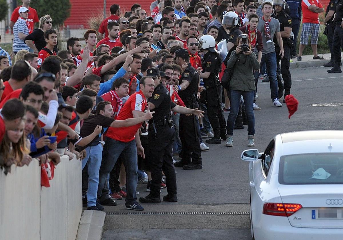 Aficionados del Real Murcia abuchean el coche de Paco Sutil en noviembre de 2013.