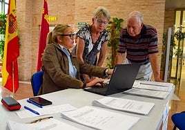 Una pareja de residentes ingleses se informa sobre lo necesario para presentar reclamaciones en Los Alcázares.