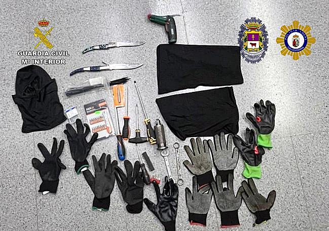 Herramientas, pasamontañas y guantes incautados.