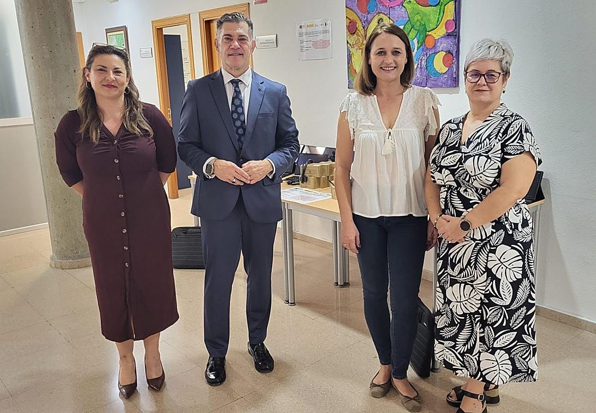 La iniciativa fue presentada este martes en el Centro Integral La Cerámica por la concejala de Bienestar Social, Rocío Cózar, y el edil de TIC, Fran Hernández Gómez