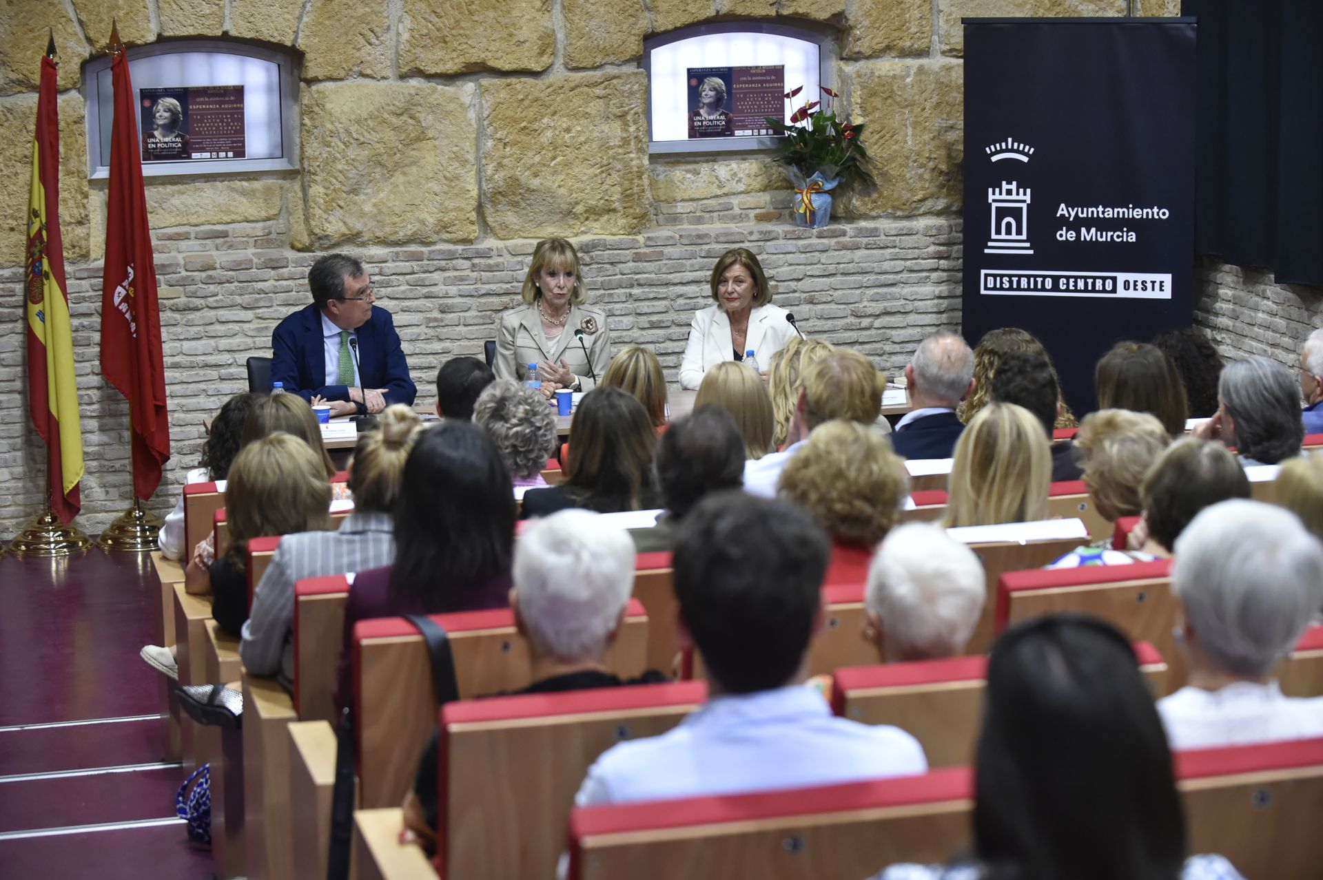 Esperanza Aguirre presenta su libro en Murcia, en imágenes