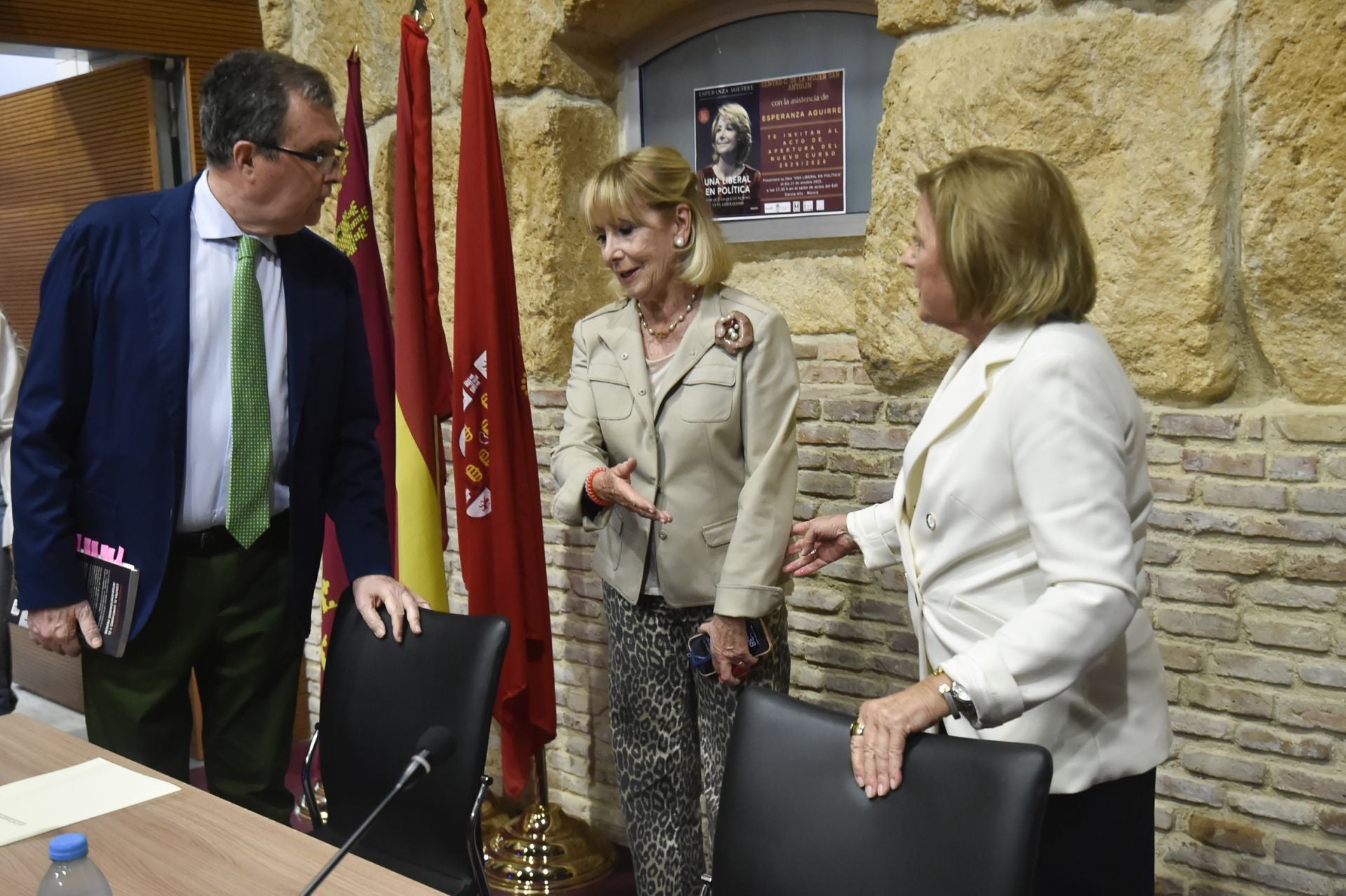 Esperanza Aguirre presenta su libro en Murcia, en imágenes